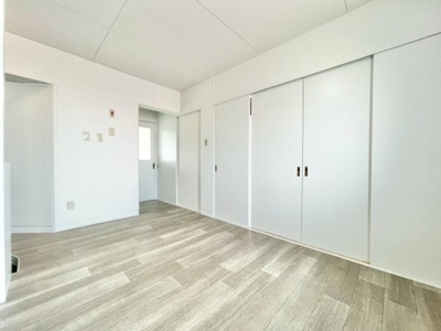 【居間・リビング】 | 津久野台ファミリーマンション | 室内にいても、たっぷりの陽光と爽やかな風を感じて頂ける、開放感あふれるリビングです。
ご家族と穏やかに過ごす、心地の良い時間が流れます。