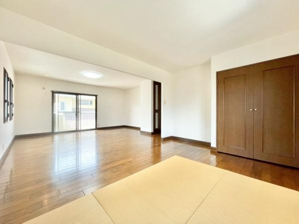 【寝室】 | 大きな窓からたっぷりの日差しが降り注ぐ明るい室内です。気持ちの良い朝日を受けて、目覚めの良い健康的な朝を迎えられそうです。 