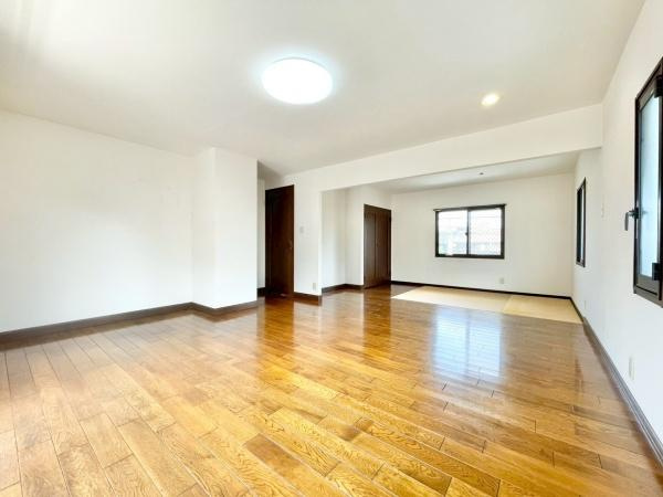 【寝室】 | 家族一人ひとりの大切なプライベート空間。趣味に合わせて使って頂けるようシンプルに仕上げてあります。暮らし心地を大きく左右する収納を、適材適所に配置し使い勝手を考慮しました。