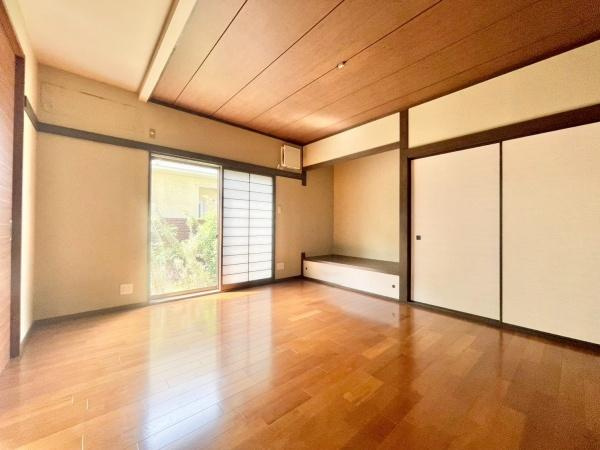 【洋室】 | 全居室には収納を完備！普段使いのお洋服や小物はもちろん、季節物のお洋服などもしっかりと整理整頓おしまい頂けます。居室空間をより広く隅々までお使いいただけますね♪