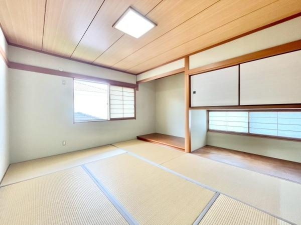 【和室】 | 光が沢山取り込める大きな窓。日差しを長時間受ける事が出来る暖かいお部屋です。