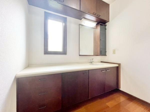 【独立洗面台】 | 明るく使い勝手の良い洗面所です(^^♪