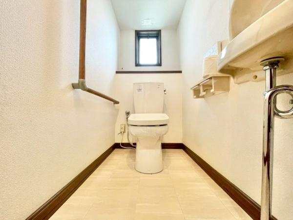 【トイレ】 | 窓があるので、換気しやすく匂いもこもりません♪暗くなりがちなトイレも明るいですよ♪
1階2階どちらにもトイレがあるって本当に便利ですね。