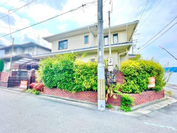 【前面道路含む現地写真】 | 前面道路は閑静な住宅地をはしる車通りの少ない道路。お車の出し入れが苦手なママや小さなお子様にも安心ですね。しっかり舗装もされているので、ベビーカーや自転車で通っても快適に通行できます。