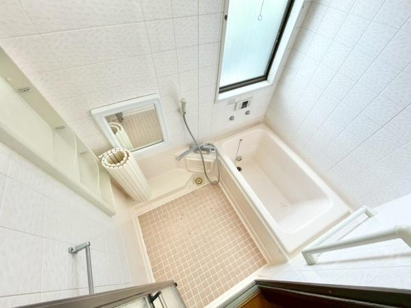 【浴室】 | 毎日の疲れを癒やすバスタイムを♪空気が籠らない様に小窓も設置しております。