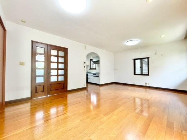 【居間・リビング】 | 大切なご家族が集まるからこそＬＤＫはこだわりたい！休日はおひさまの光をたっぷりと取りこめるリビングでゆったりと過ごしませんか？子供たちが元気に笑いながら走り回っても十分な広さの空間です。