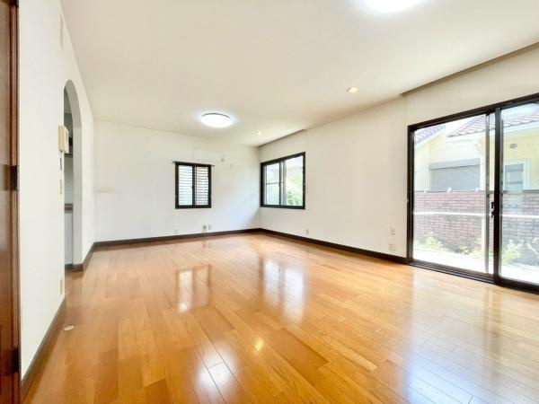 【居間・リビング】 | オープンでのびやかな空間を生み出す、こだわりの広がりとゆとり。家族と過ごす時間を大切にしたい方にぴったりの明るくゆとりある住空間です。