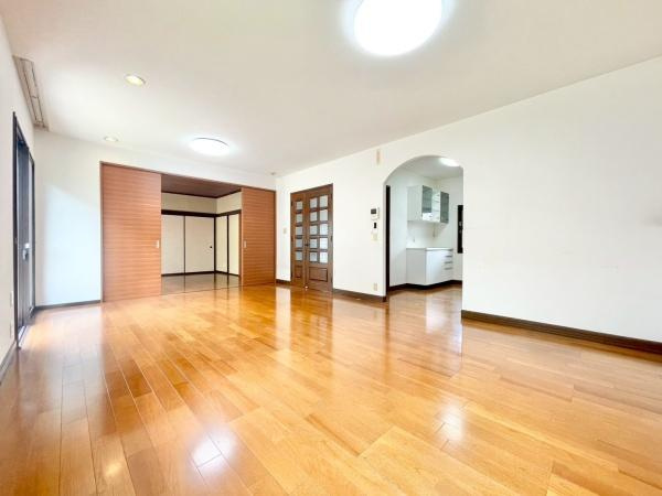 【居間・リビング】 | 家族の一体感を感じられる広々スペース！家族と過ごす時間を大切にする方にぴったりのゆとりの住空間です♪