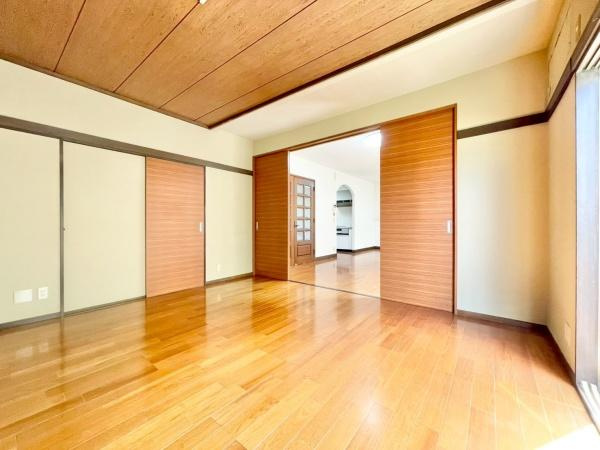 【洋室】 | LDK帖と隣接した洋室。お友達を呼んでのホームパーティーなどの時には、仕切りを外し、開放感あふれる空間に！