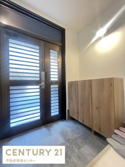 【玄関】 | 鶴町1丁目中古戸建 | 玄関も綺麗になっており、かなり広いです！