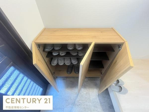 【玄関】 | 鶴町1丁目中古戸建 | 靴箱も新しく設置！