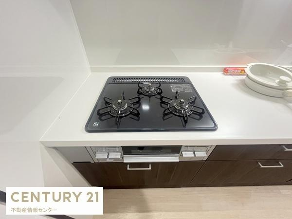 【キッチン】 | 鶴町1丁目中古戸建 | 三口のコンロで料理も楽に！