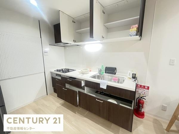 【キッチン】 | 鶴町1丁目中古戸建 | 収納もかなり豊富なキッチンです