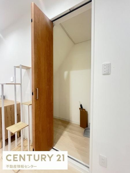 【収納】 | 鶴町1丁目中古戸建 | 2階階段下の収納です！