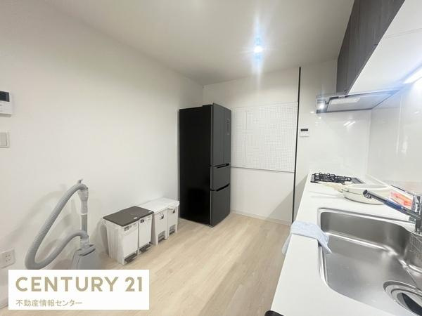 【居間・リビング】 | 鶴町1丁目中古戸建 | キッチンスペースはかなり広いです