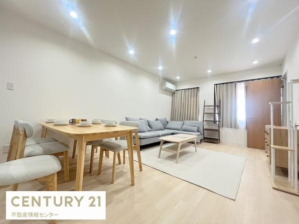 【居間・リビング】 | 鶴町1丁目中古戸建 | 広めのリビングで家族で過ごすのにも十分なスペースです！