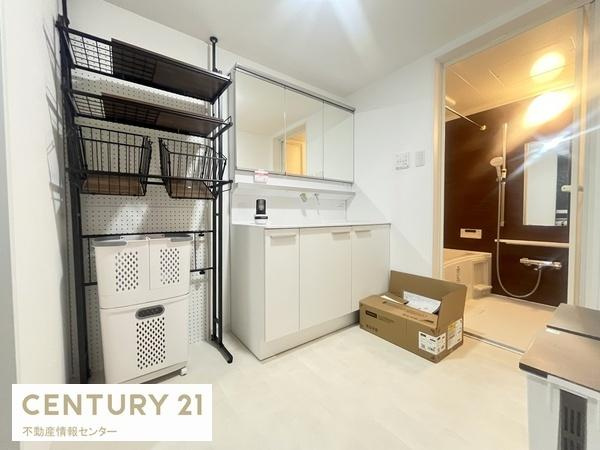 【独立洗面台】 | 鶴町1丁目中古戸建 | 洗面所もかなり広くCF張替え済み！