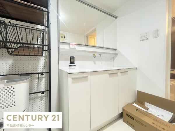 【独立洗面台】 | 鶴町1丁目中古戸建 | 大きな独立洗面台もございます、こちらも新調！