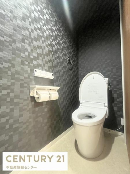 【トイレ】 | 鶴町1丁目中古戸建 | 温水洗浄機能付きのトイレを新調！