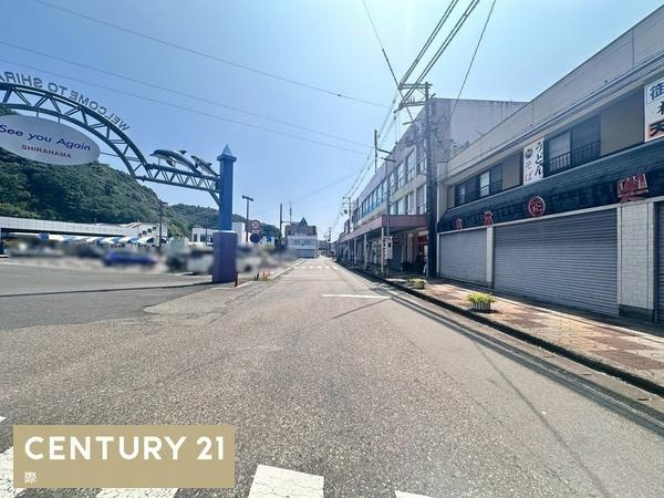 白浜町堅田　店舗付き住宅の前面道路含む現地写真