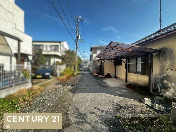 和歌山市西高松2丁目　中古戸建の前面道路含む現地写真