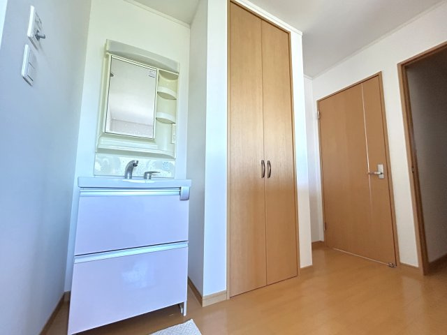 広さがココロをほどく家　熊本県南区御幸笛田4丁目の独立洗面台|2階にも独立洗面台があり、忙しい朝の混雑緩和に大貢献してくれます！