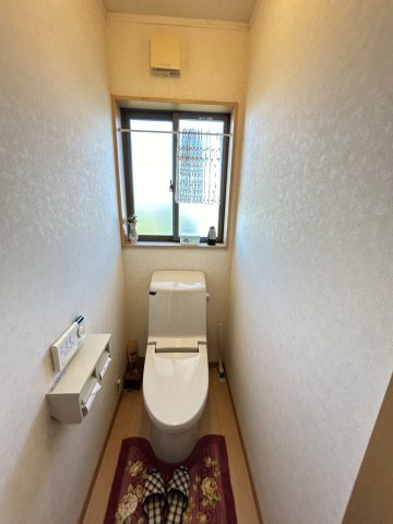 広さがココロをほどく家　熊本県南区御幸笛田4丁目のトイレ|2階トイレ。タンク付きなので、災害でタンクレストイレが機能しなくなってもこちらは使用できます。