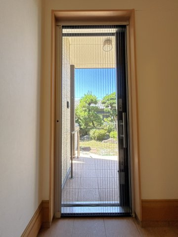 広さがココロをほどく家　熊本県南区御幸笛田4丁目の玄関|地味に嬉しい玄関網戸が付いてます！害虫の侵入を排除しながら、喚起ができます。