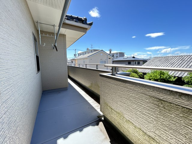 広さがココロをほどく家　熊本県南区御幸笛田4丁目のバルコニー|風通しの良い軒付きベランダで洗濯物が干せます！