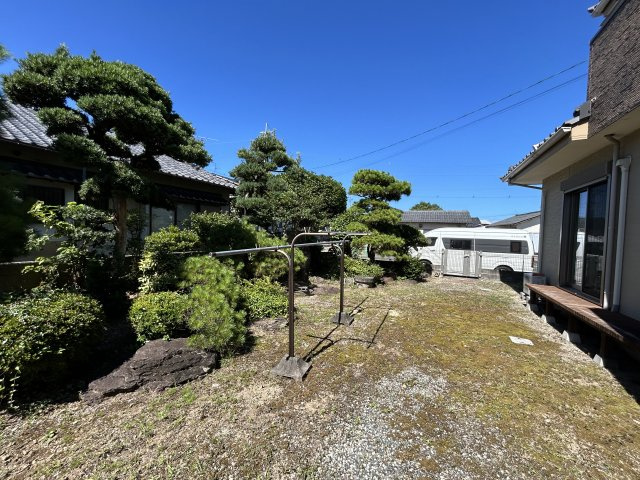 広さがココロをほどく家　熊本県南区御幸笛田4丁目の庭|広々自由に使えるお庭で、BBQやプールはいかがでしょうか。樹木の撤去などご相談可能です。