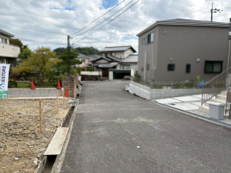 【前面道路含む現地写真】 | 庭代台４丁　売土地　全２区画 | 前面道路約６．０９ｍ！広々運転の苦手な方も安心ですね！