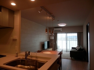 【居間・リビング】 | サーパスシティ平成マークテラス | リビングダイニングキッチン（家具類は譲渡品です）