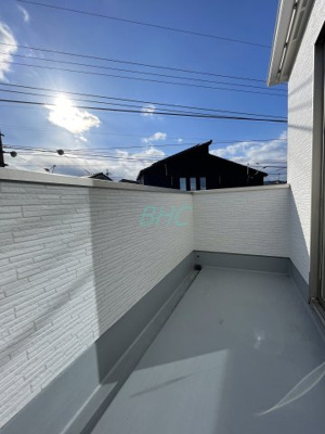 【バルコニー】 | 本丸町1期1区画1号地 | 朝の澄んだ空気や、夕方に吹く清々しい風を感じられるバルコニー。