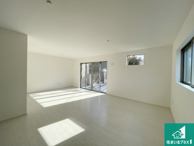 大津市本丸町　第1期　新築一戸建ての居間・リビング|シンプルなリビングは家具次第で雰囲気を変えることができます！