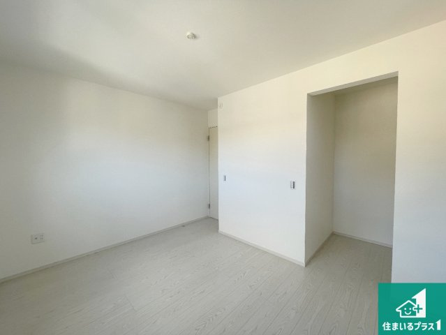 大津市本丸町　第1期　新築一戸建ての洋室|収納スペースが充実しているので子供の成長に合わせてたくさん収納ができます！家族構成に合わせた様々な活用ができる収納！