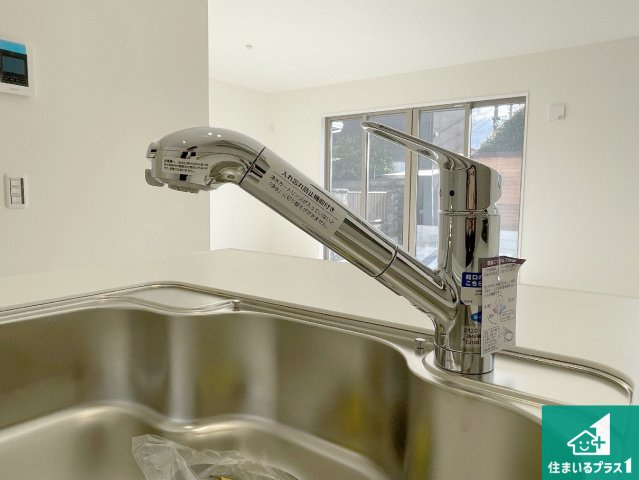 大津市本丸町　第1期　新築一戸建ての設備|浄水器を内蔵！炊飯時、お茶を作る時に安心してお水を使えます！お湯と冷水、浄水と原水、シャワーの切替えもワンタッチです！
