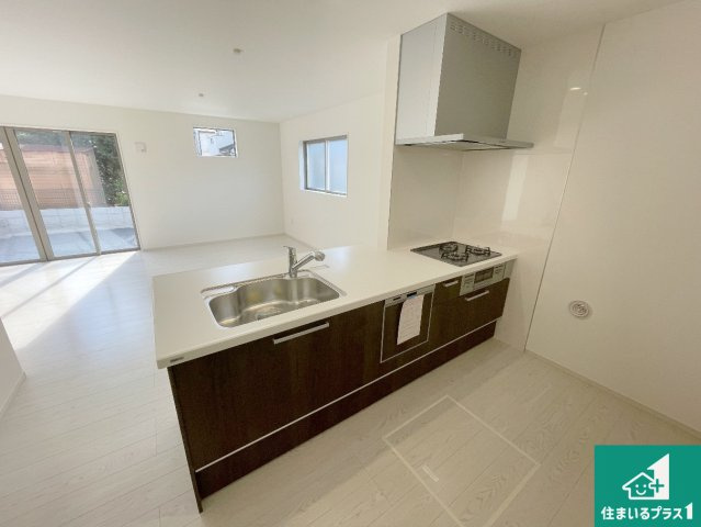 大津市本丸町　第1期　新築一戸建てのキッチン|子供を見守りながらお料理が出来るため家族のコミュニケーションか増えます♪スペースが広く確保されている為お子様が大きくなったときは一緒に料理を楽しめます♪