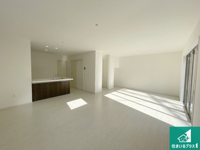 大津市本丸町　第1期　新築一戸建ての居間・リビング|日当たり良好の明るいリビングで朝の目覚めもスッキリできそう！対面キッチンでご家族のコミュニケーションも自然と増える設計！小さなお子様が遊ぶスペースを作っても広々とくつろげるLDK！