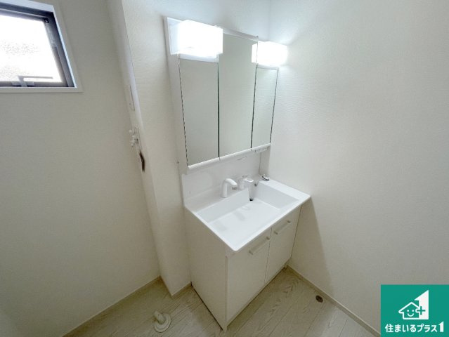 大津市本丸町　第1期　新築一戸建ての独立洗面台|清潔感のある洗面台です。フラットな鏡は掃除がしやすく毎日清潔！鏡裏には収納があるのでスッキリとした洗面台が保てます。