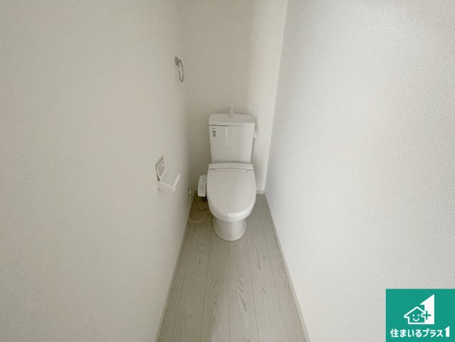 大津市本丸町　第1期　新築一戸建てのトイレ|1・2階の2ヶ所にあるので、朝の忙しい時間の順番待ちもなく、深夜の利用にも大変便利です。