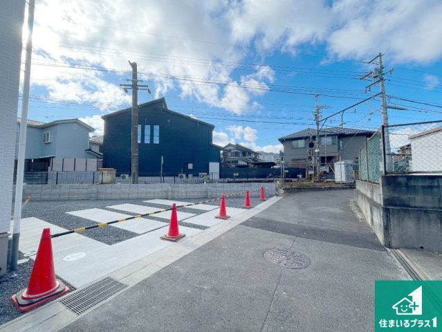 大津市本丸町　第1期　新築一戸建ての前面道路含む現地写真|周辺は閑静な住宅街！前面道路広々で車の出し入れも便利です。駐車が苦手な方でも安心して車庫入れできます！