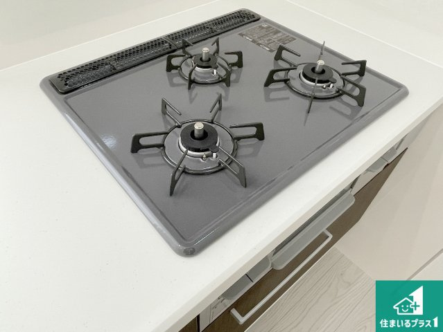 大津市本丸町　第1期　新築一戸建ての設備|ダブル高火力Ｓｉセンサー付きコンロ！３口あるので、まとめて料理をする時も大活躍！