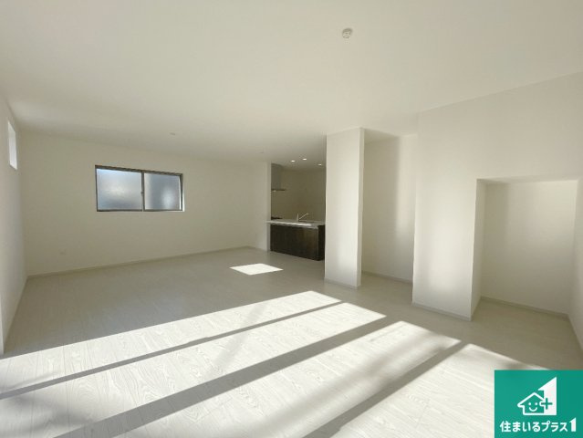 大津市本丸町　第1期　新築一戸建ての居間・リビング|日当たり良好の明るいリビングで朝の目覚めもスッキリできそう！対面キッチンでご家族のコミュニケーションも自然と増える設計！小さなお子様が遊ぶスペースを作っても広々とくつろげるLDK！