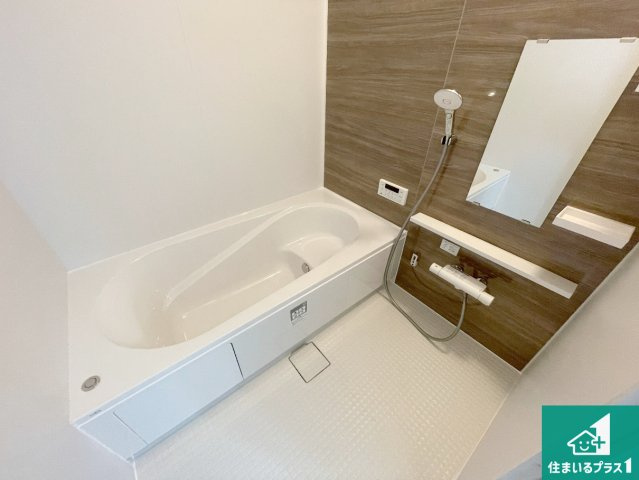 大津市本丸町　第1期　新築一戸建ての浴室|足をゆったり伸ばして寛げる浴槽です。窓が設けられていますので差し込む光が明るく穏やかな雰囲気にしてくれます♪浴室乾燥機も設置しているので、雨の日の洗濯物も安心です♪