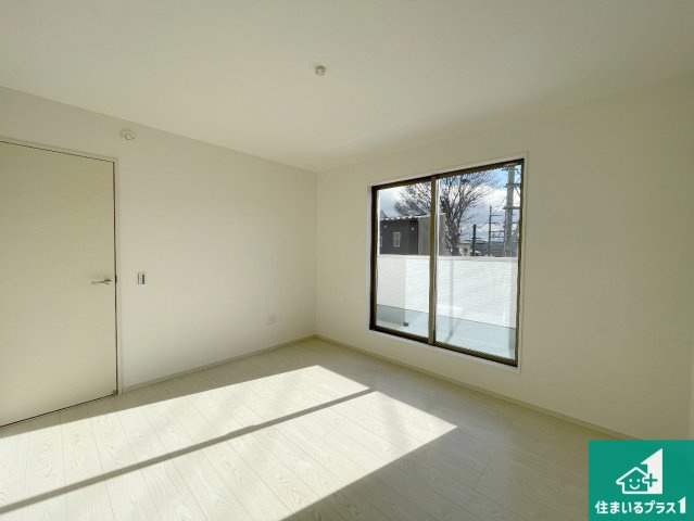 大津市本丸町　第1期　新築一戸建ての洋室|シンプルな洋室は、自分好みのインテリアが楽しめます♪ご家族とインテリアや家具を選びに行くのは新築購入時の醍醐味の一つです。ぜひお楽しみください♪