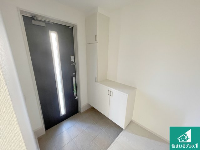 大津市本丸町　第1期　新築一戸建ての玄関|シューズボックスにはたくさんの靴が収納できるので玄関周りはいつもスッキリ！ご家族が増えても安心！