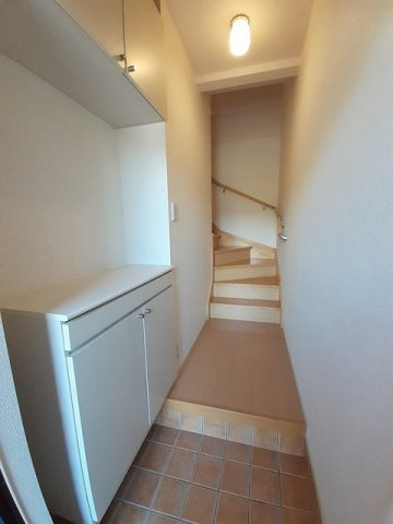 グリーンハイツ鷹取Ⅲの玄関|シューズボックス付きの玄関です☆