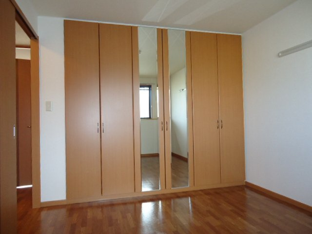 フィオーレの内装|洋室(姿鏡付きＣＬ)