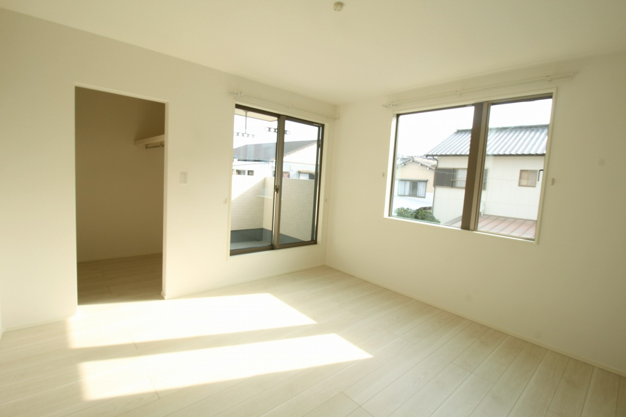 旭天神町　新築戸建　③　【内覧可能】の洋室|2Ｆ　南の部屋　8.5帖+WIC