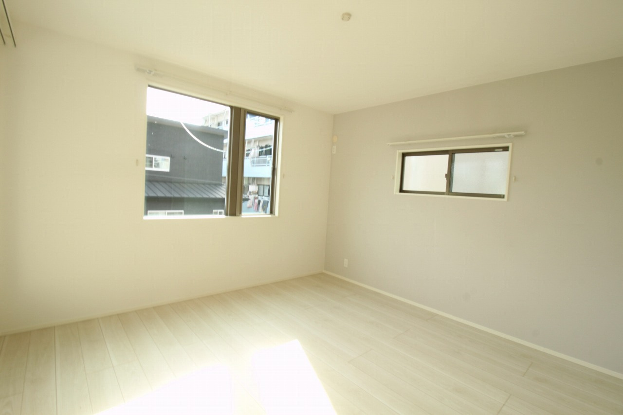 旭天神町　新築戸建　③　【内覧可能】の洋室|2Ｆ　南の部屋　8.5帖+WIC